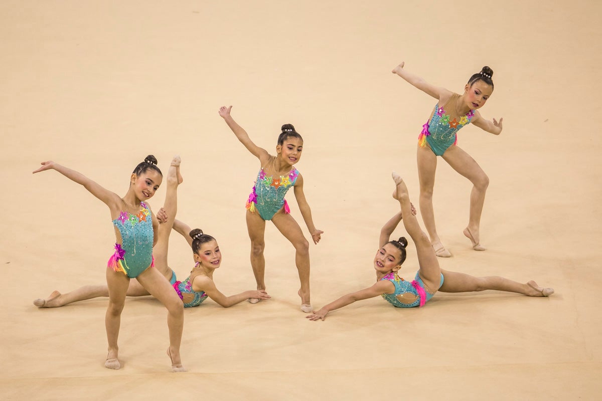 El Circuito Andaluz de gimnasia rítmica para la categoría de promesas se está celebrando en el Palacio de los Deportes. Más de dos mil niñas de toda la comunidad autónoma están poniendo sobre el tapiz todo lo aprendido y ensayado a lo largo del curso. 