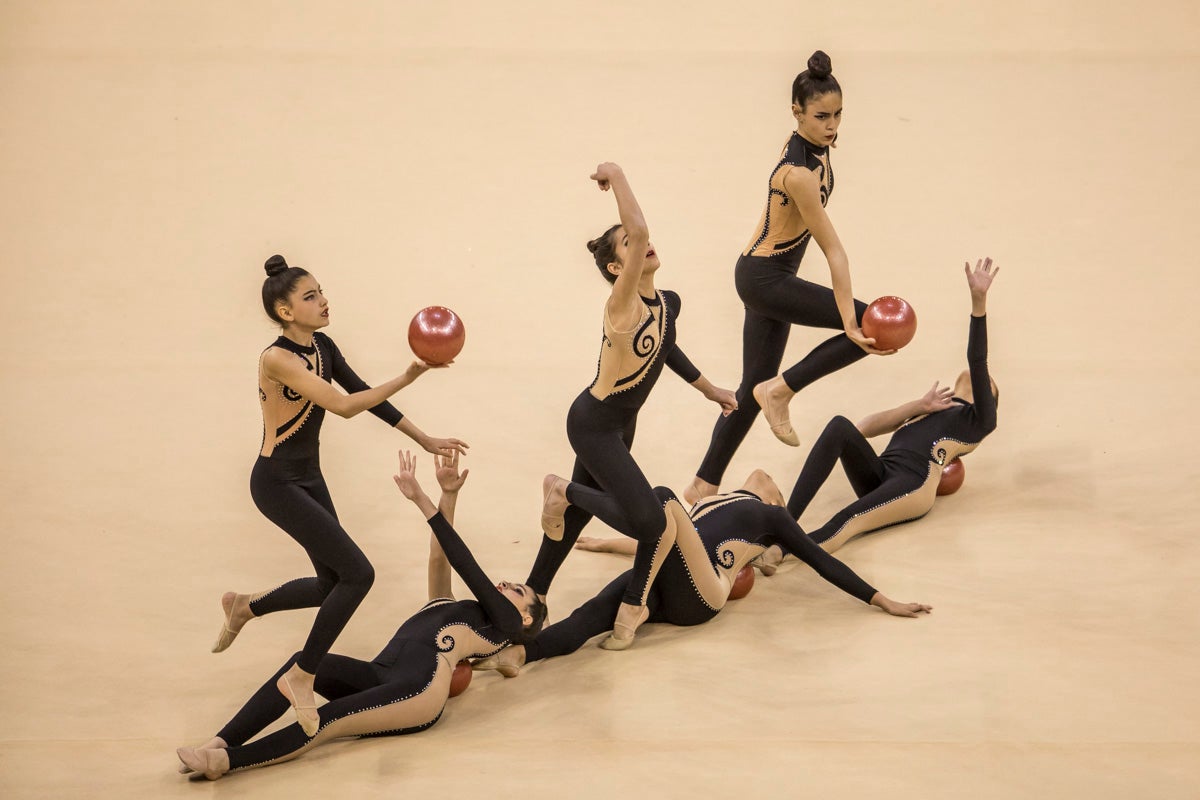 El Circuito Andaluz de gimnasia rítmica para la categoría de promesas se está celebrando en el Palacio de los Deportes. Más de dos mil niñas de toda la comunidad autónoma están poniendo sobre el tapiz todo lo aprendido y ensayado a lo largo del curso. 
