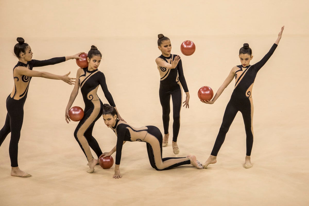 El Circuito Andaluz de gimnasia rítmica para la categoría de promesas se está celebrando en el Palacio de los Deportes. Más de dos mil niñas de toda la comunidad autónoma están poniendo sobre el tapiz todo lo aprendido y ensayado a lo largo del curso. 