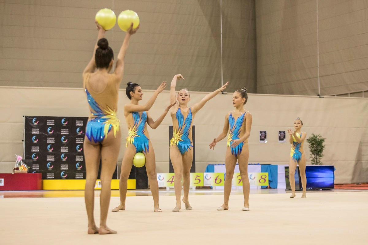 El Circuito Andaluz de gimnasia rítmica para la categoría de promesas se está celebrando en el Palacio de los Deportes. Más de dos mil niñas de toda la comunidad autónoma están poniendo sobre el tapiz todo lo aprendido y ensayado a lo largo del curso. 