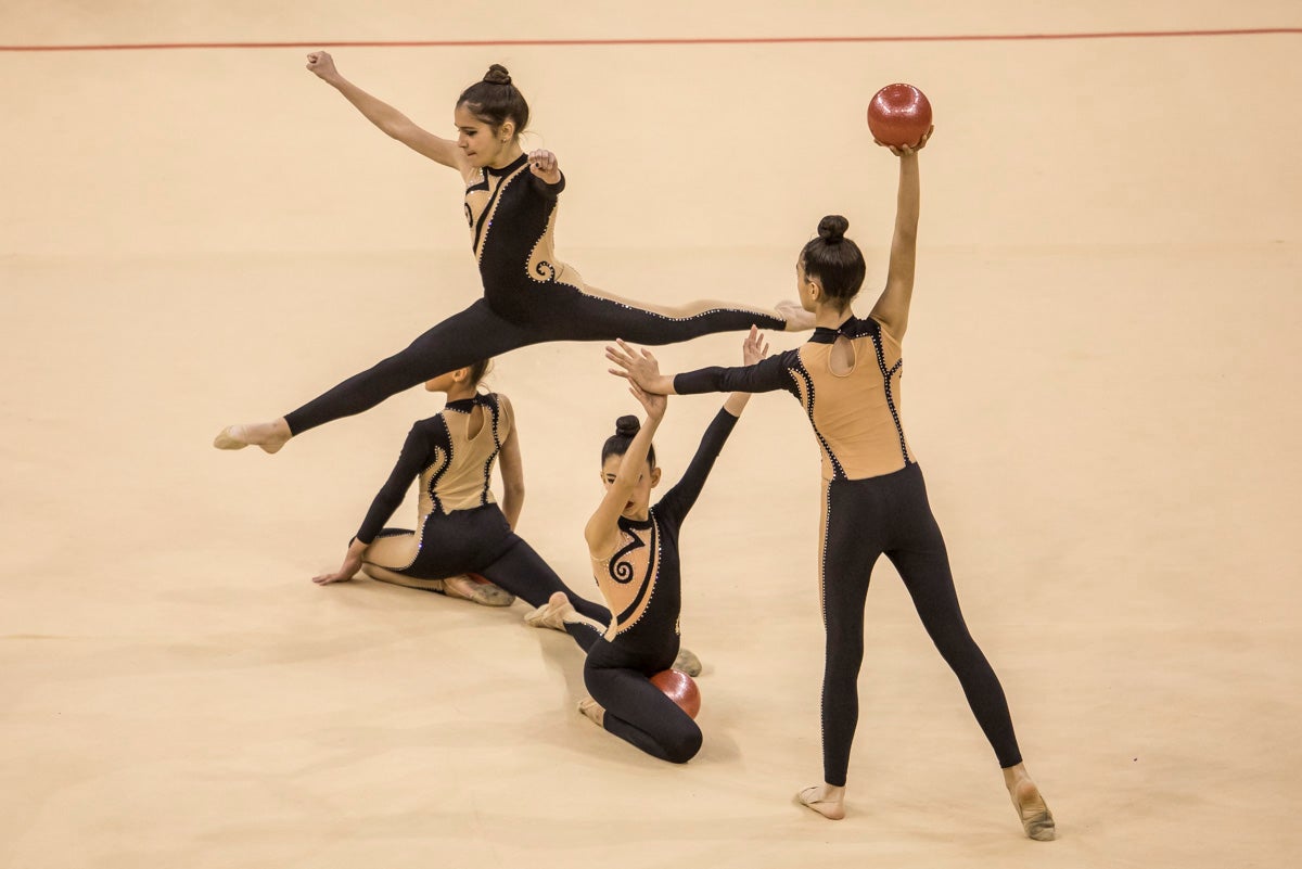 El Circuito Andaluz de gimnasia rítmica para la categoría de promesas se está celebrando en el Palacio de los Deportes. Más de dos mil niñas de toda la comunidad autónoma están poniendo sobre el tapiz todo lo aprendido y ensayado a lo largo del curso. 