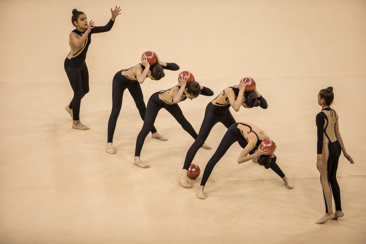 El Circuito Andaluz de gimnasia rítmica para la categoría de promesas se está celebrando en el Palacio de los Deportes. Más de dos mil niñas de toda la comunidad autónoma están poniendo sobre el tapiz todo lo aprendido y ensayado a lo largo del curso. 