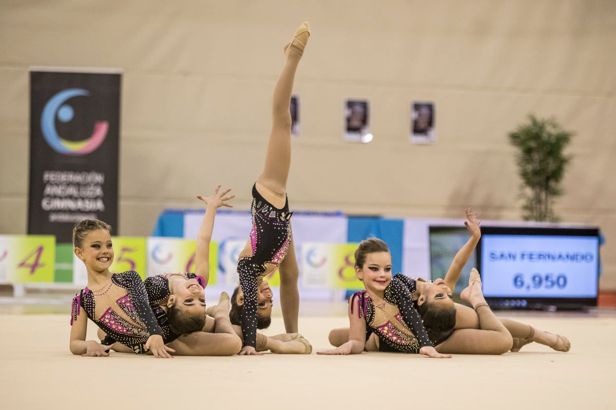 El Circuito Andaluz de gimnasia rítmica para la categoría de promesas se está celebrando en el Palacio de los Deportes. Más de dos mil niñas de toda la comunidad autónoma están poniendo sobre el tapiz todo lo aprendido y ensayado a lo largo del curso. 