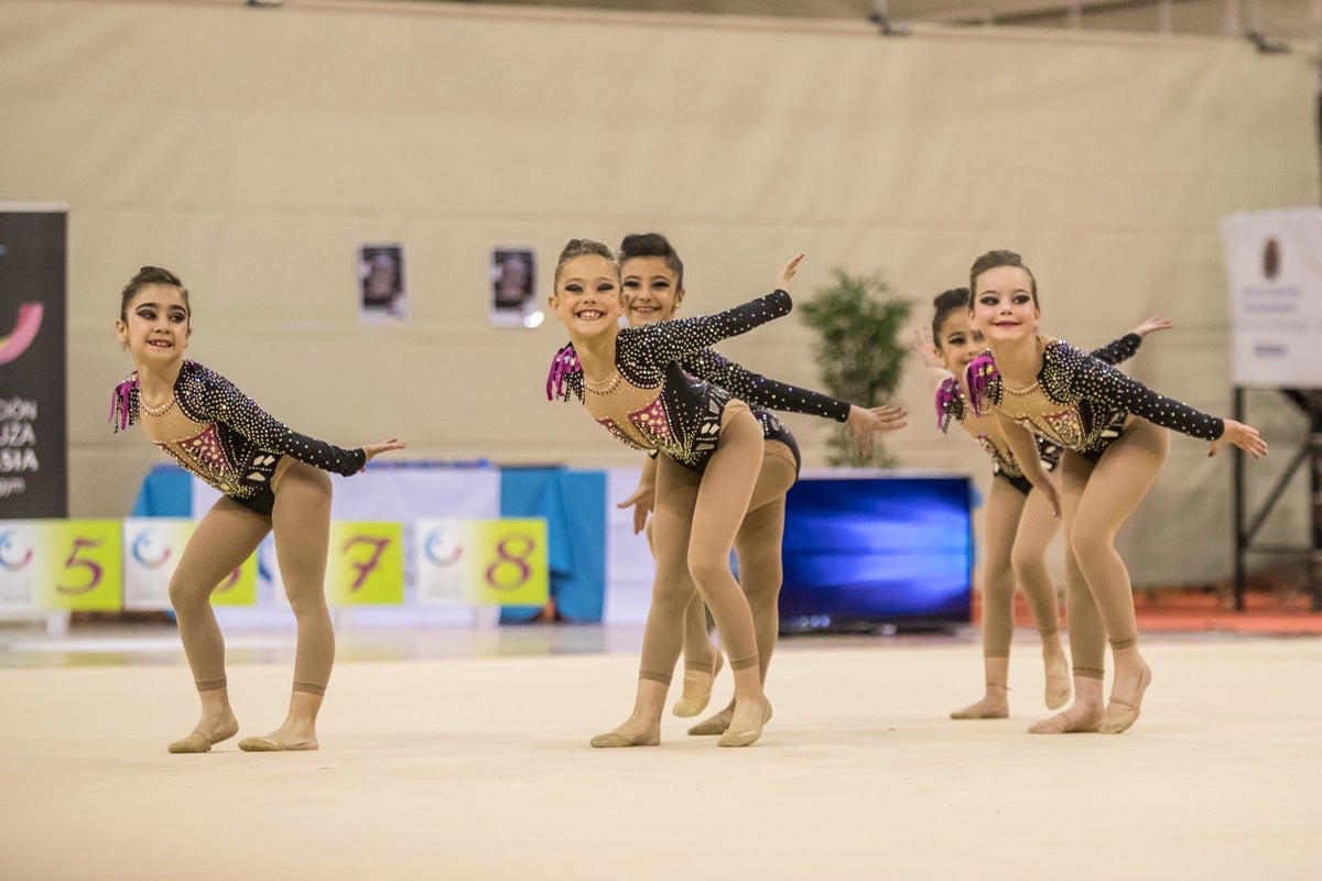 El Circuito Andaluz de gimnasia rítmica para la categoría de promesas se está celebrando en el Palacio de los Deportes. Más de dos mil niñas de toda la comunidad autónoma están poniendo sobre el tapiz todo lo aprendido y ensayado a lo largo del curso. 