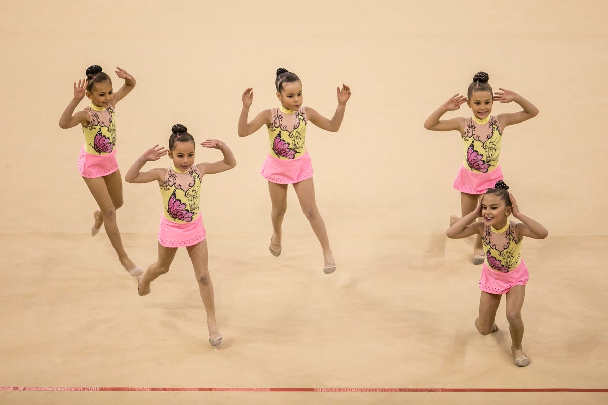 El Circuito Andaluz de gimnasia rítmica para la categoría de promesas se está celebrando en el Palacio de los Deportes. Más de dos mil niñas de toda la comunidad autónoma están poniendo sobre el tapiz todo lo aprendido y ensayado a lo largo del curso. 