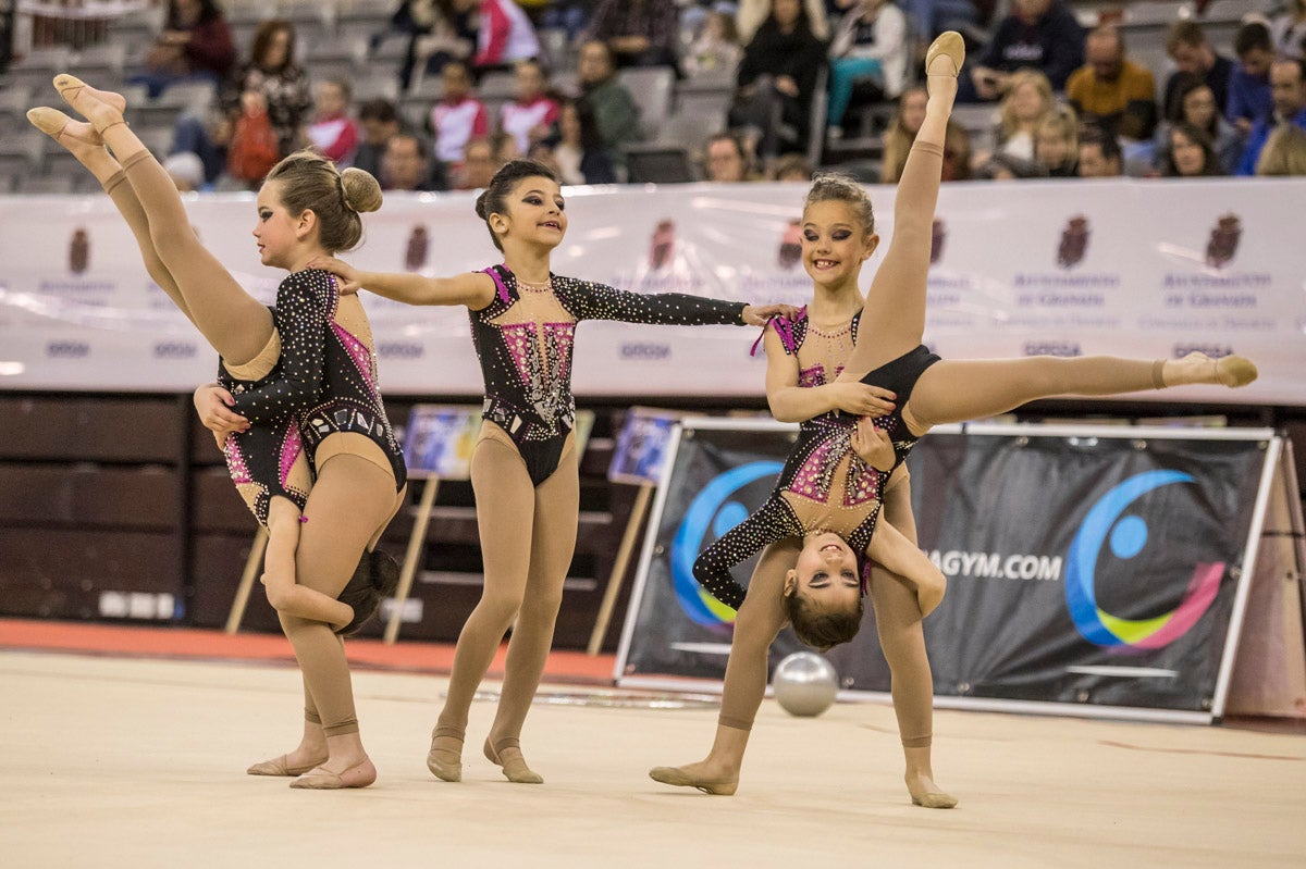 El Circuito Andaluz de gimnasia rítmica para la categoría de promesas se está celebrando en el Palacio de los Deportes. Más de dos mil niñas de toda la comunidad autónoma están poniendo sobre el tapiz todo lo aprendido y ensayado a lo largo del curso. 