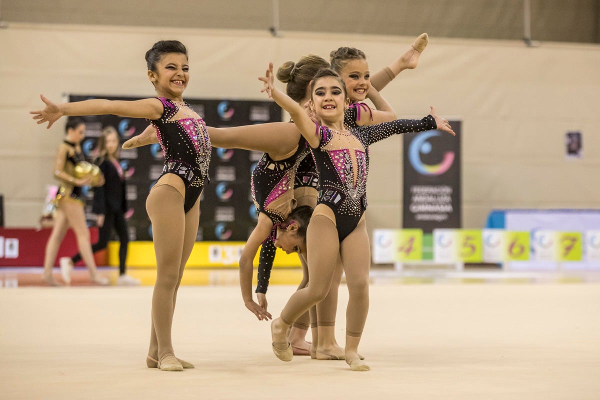 El Circuito Andaluz de gimnasia rítmica para la categoría de promesas se está celebrando en el Palacio de los Deportes. Más de dos mil niñas de toda la comunidad autónoma están poniendo sobre el tapiz todo lo aprendido y ensayado a lo largo del curso. 