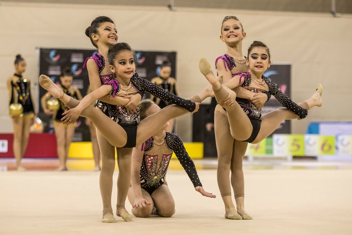 El Circuito Andaluz de gimnasia rítmica para la categoría de promesas se está celebrando en el Palacio de los Deportes. Más de dos mil niñas de toda la comunidad autónoma están poniendo sobre el tapiz todo lo aprendido y ensayado a lo largo del curso. 
