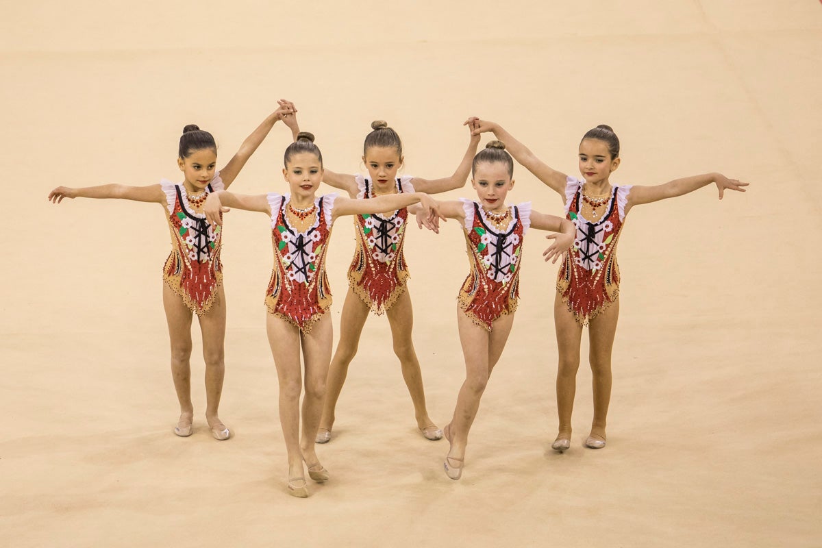 El Circuito Andaluz de gimnasia rítmica para la categoría de promesas se está celebrando en el Palacio de los Deportes. Más de dos mil niñas de toda la comunidad autónoma están poniendo sobre el tapiz todo lo aprendido y ensayado a lo largo del curso. 