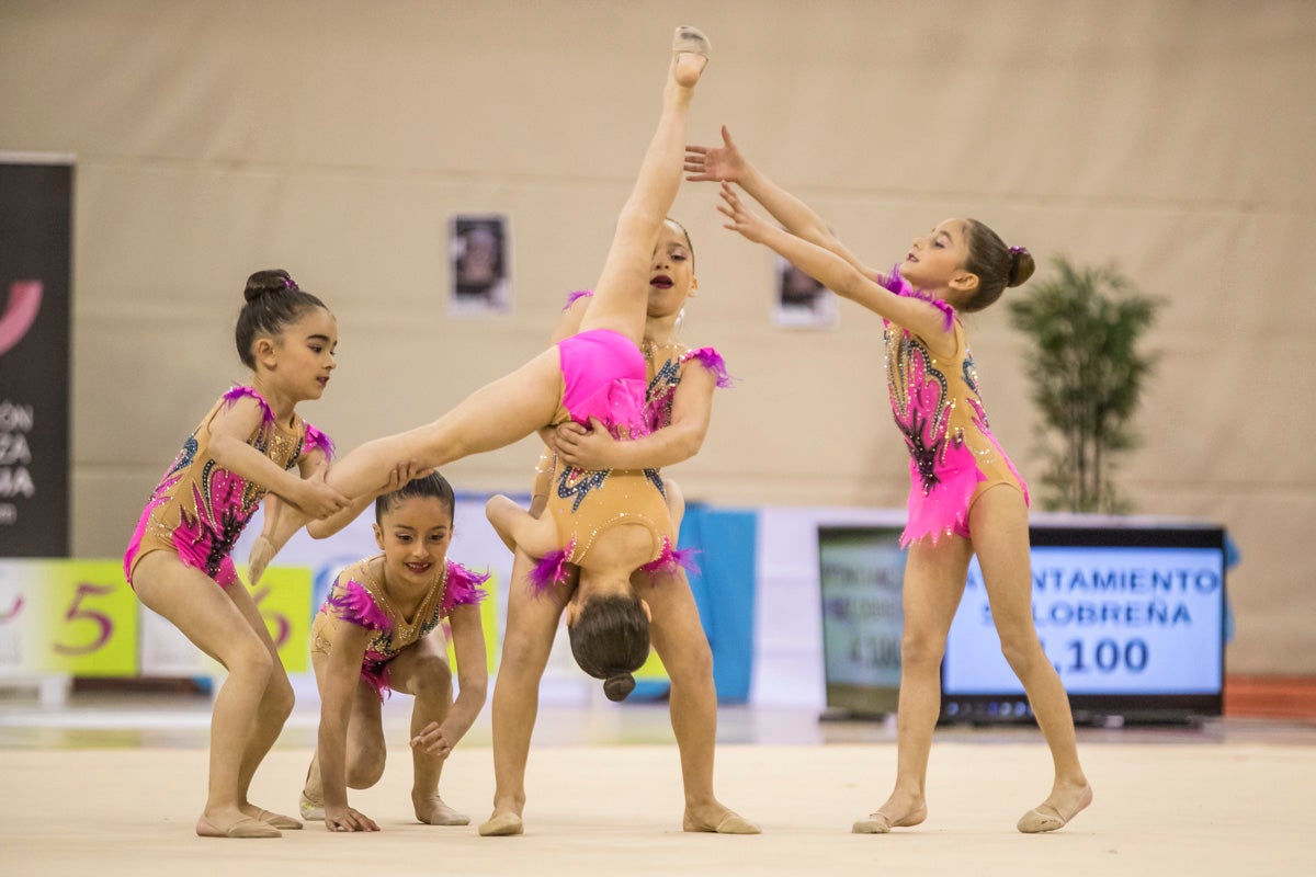 El Circuito Andaluz de gimnasia rítmica para la categoría de promesas se está celebrando en el Palacio de los Deportes. Más de dos mil niñas de toda la comunidad autónoma están poniendo sobre el tapiz todo lo aprendido y ensayado a lo largo del curso. 