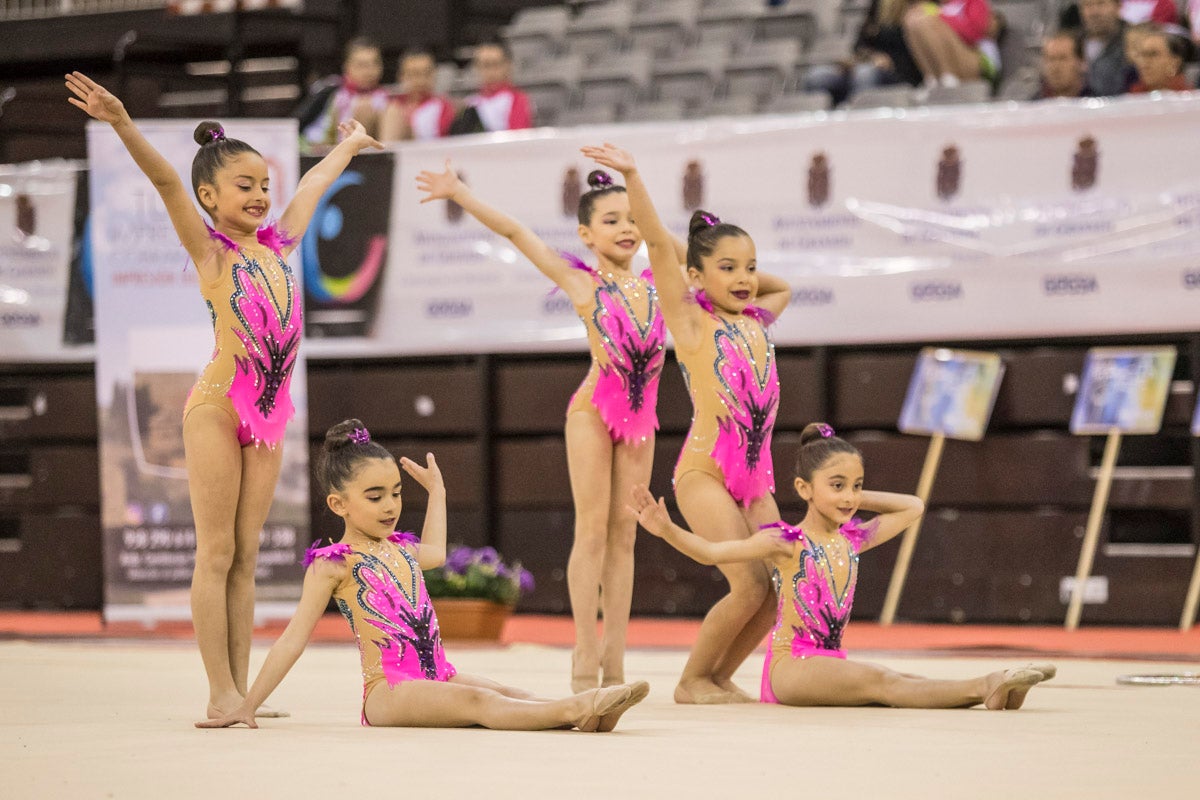 El Circuito Andaluz de gimnasia rítmica para la categoría de promesas se está celebrando en el Palacio de los Deportes. Más de dos mil niñas de toda la comunidad autónoma están poniendo sobre el tapiz todo lo aprendido y ensayado a lo largo del curso. 