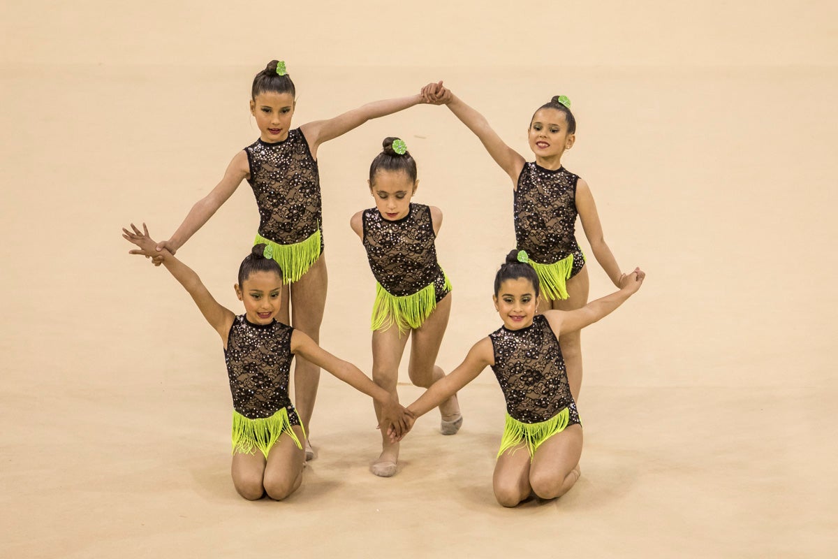 El Circuito Andaluz de gimnasia rítmica para la categoría de promesas se está celebrando en el Palacio de los Deportes. Más de dos mil niñas de toda la comunidad autónoma están poniendo sobre el tapiz todo lo aprendido y ensayado a lo largo del curso. 