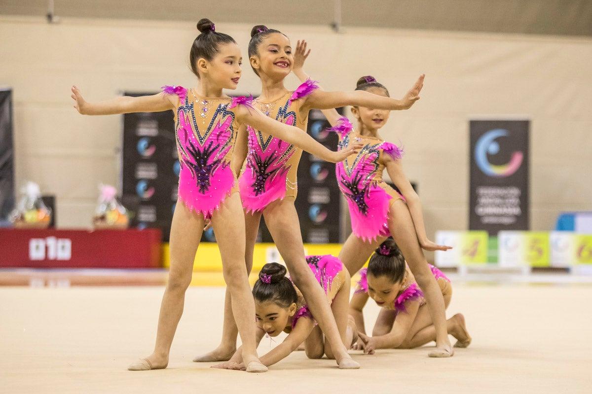 El Circuito Andaluz de gimnasia rítmica para la categoría de promesas se está celebrando en el Palacio de los Deportes. Más de dos mil niñas de toda la comunidad autónoma están poniendo sobre el tapiz todo lo aprendido y ensayado a lo largo del curso. 