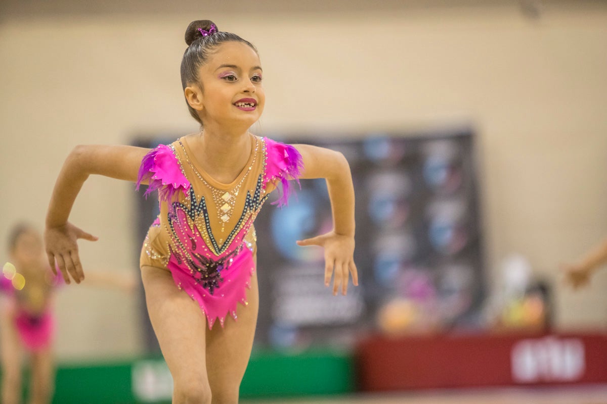 El Circuito Andaluz de gimnasia rítmica para la categoría de promesas se está celebrando en el Palacio de los Deportes. Más de dos mil niñas de toda la comunidad autónoma están poniendo sobre el tapiz todo lo aprendido y ensayado a lo largo del curso. 
