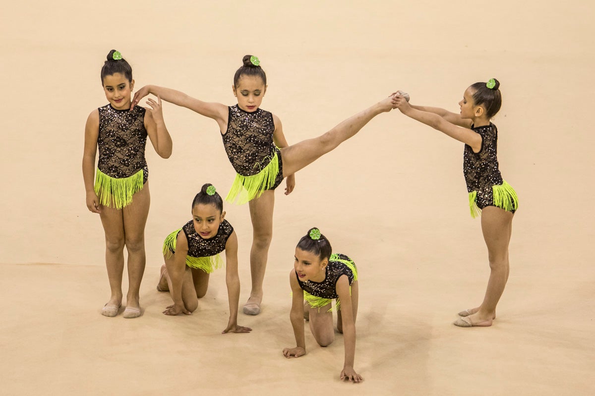 El Circuito Andaluz de gimnasia rítmica para la categoría de promesas se está celebrando en el Palacio de los Deportes. Más de dos mil niñas de toda la comunidad autónoma están poniendo sobre el tapiz todo lo aprendido y ensayado a lo largo del curso. 