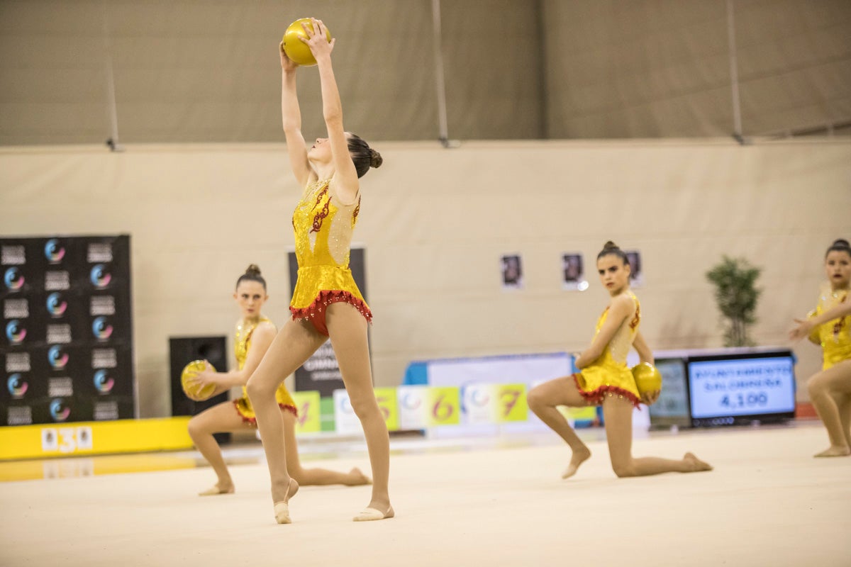 El Circuito Andaluz de gimnasia rítmica para la categoría de promesas se está celebrando en el Palacio de los Deportes. Más de dos mil niñas de toda la comunidad autónoma están poniendo sobre el tapiz todo lo aprendido y ensayado a lo largo del curso. 