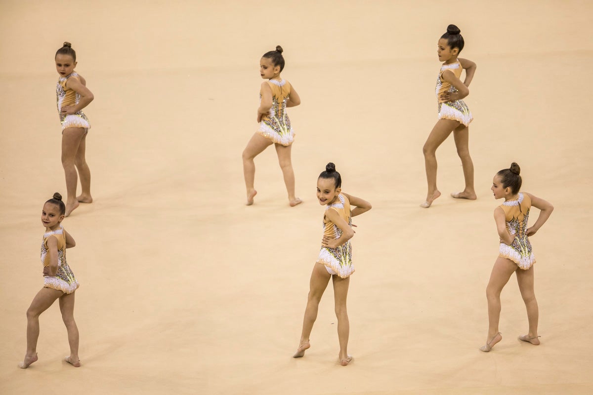 El Circuito Andaluz de gimnasia rítmica para la categoría de promesas se está celebrando en el Palacio de los Deportes. Más de dos mil niñas de toda la comunidad autónoma están poniendo sobre el tapiz todo lo aprendido y ensayado a lo largo del curso. 