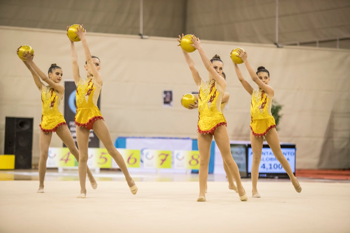 El Circuito Andaluz de gimnasia rítmica para la categoría de promesas se está celebrando en el Palacio de los Deportes. Más de dos mil niñas de toda la comunidad autónoma están poniendo sobre el tapiz todo lo aprendido y ensayado a lo largo del curso. 