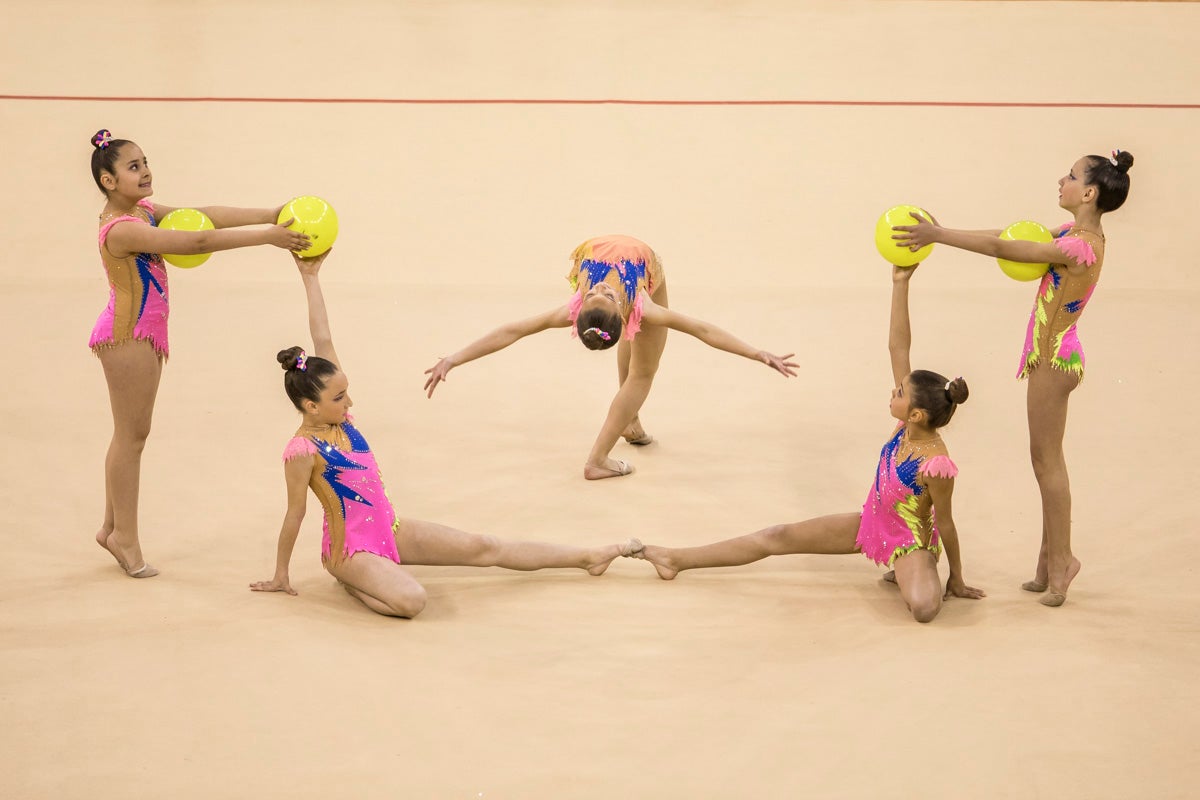 El Circuito Andaluz de gimnasia rítmica para la categoría de promesas se está celebrando en el Palacio de los Deportes. Más de dos mil niñas de toda la comunidad autónoma están poniendo sobre el tapiz todo lo aprendido y ensayado a lo largo del curso. 