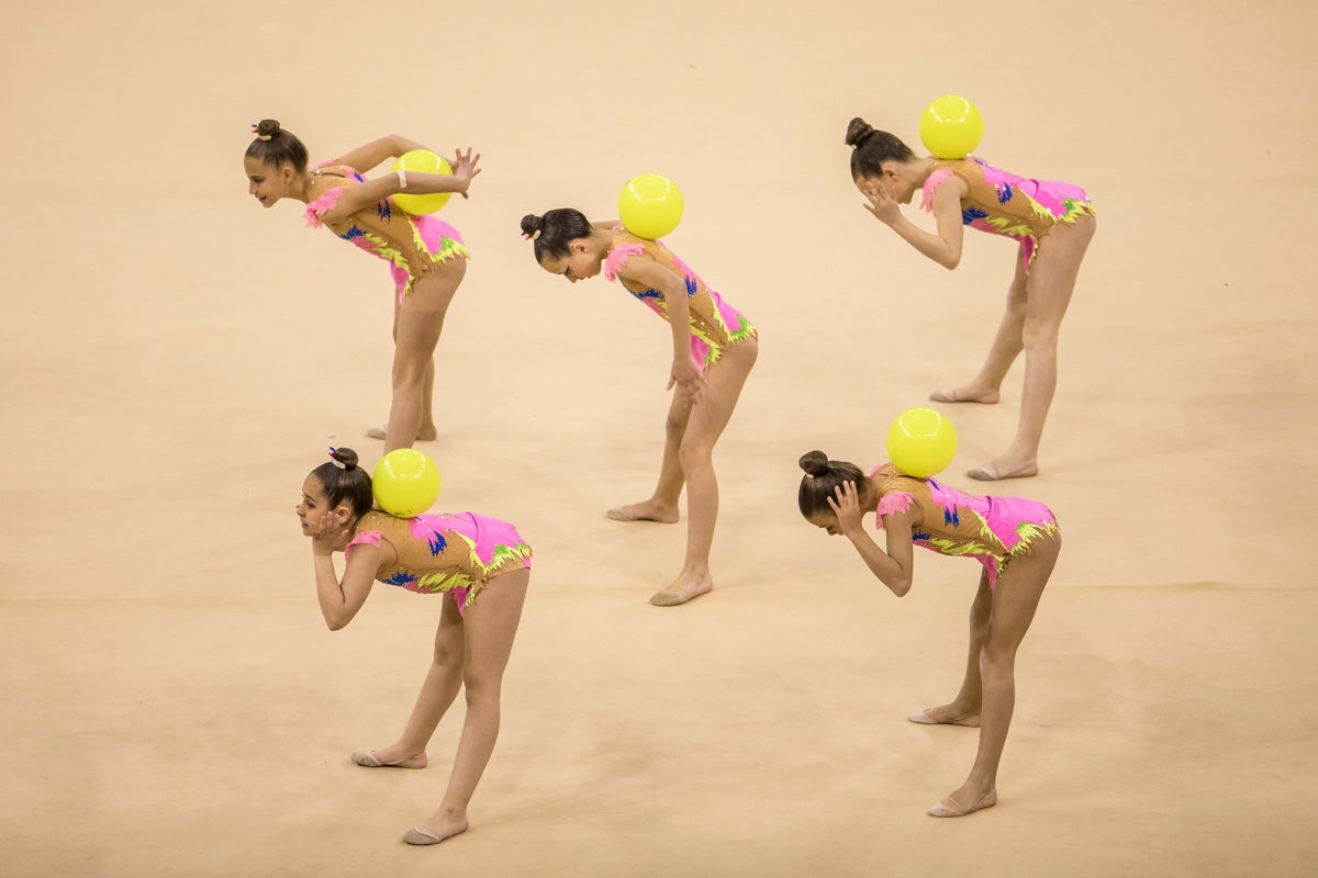 El Circuito Andaluz de gimnasia rítmica para la categoría de promesas se está celebrando en el Palacio de los Deportes. Más de dos mil niñas de toda la comunidad autónoma están poniendo sobre el tapiz todo lo aprendido y ensayado a lo largo del curso. 