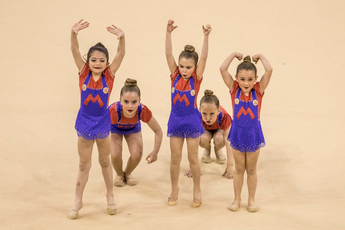 El Circuito Andaluz de gimnasia rítmica para la categoría de promesas se está celebrando en el Palacio de los Deportes. Más de dos mil niñas de toda la comunidad autónoma están poniendo sobre el tapiz todo lo aprendido y ensayado a lo largo del curso. 