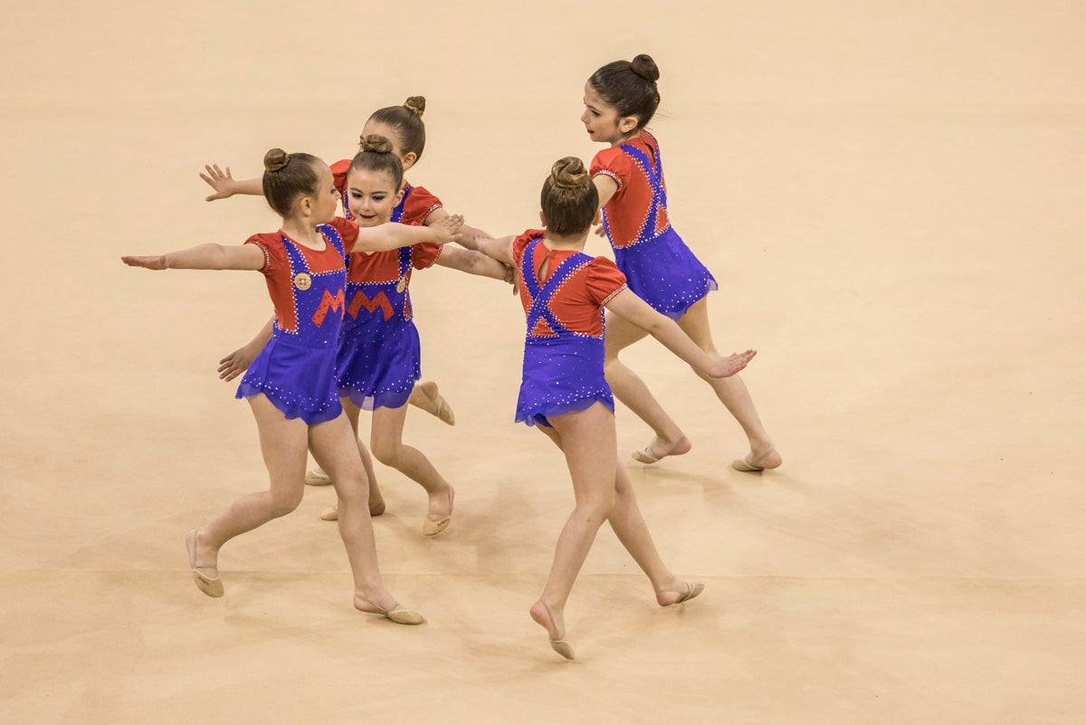 El Circuito Andaluz de gimnasia rítmica para la categoría de promesas se está celebrando en el Palacio de los Deportes. Más de dos mil niñas de toda la comunidad autónoma están poniendo sobre el tapiz todo lo aprendido y ensayado a lo largo del curso. 