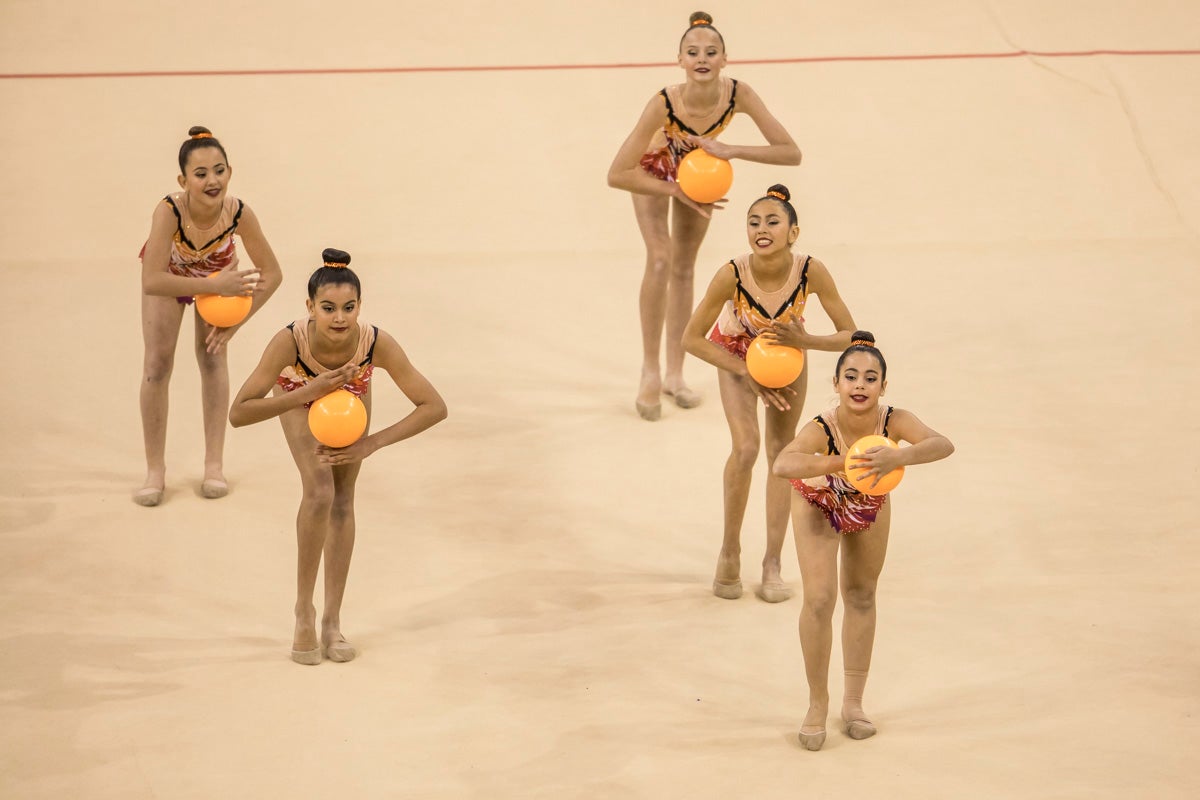 El Circuito Andaluz de gimnasia rítmica para la categoría de promesas se está celebrando en el Palacio de los Deportes. Más de dos mil niñas de toda la comunidad autónoma están poniendo sobre el tapiz todo lo aprendido y ensayado a lo largo del curso. 