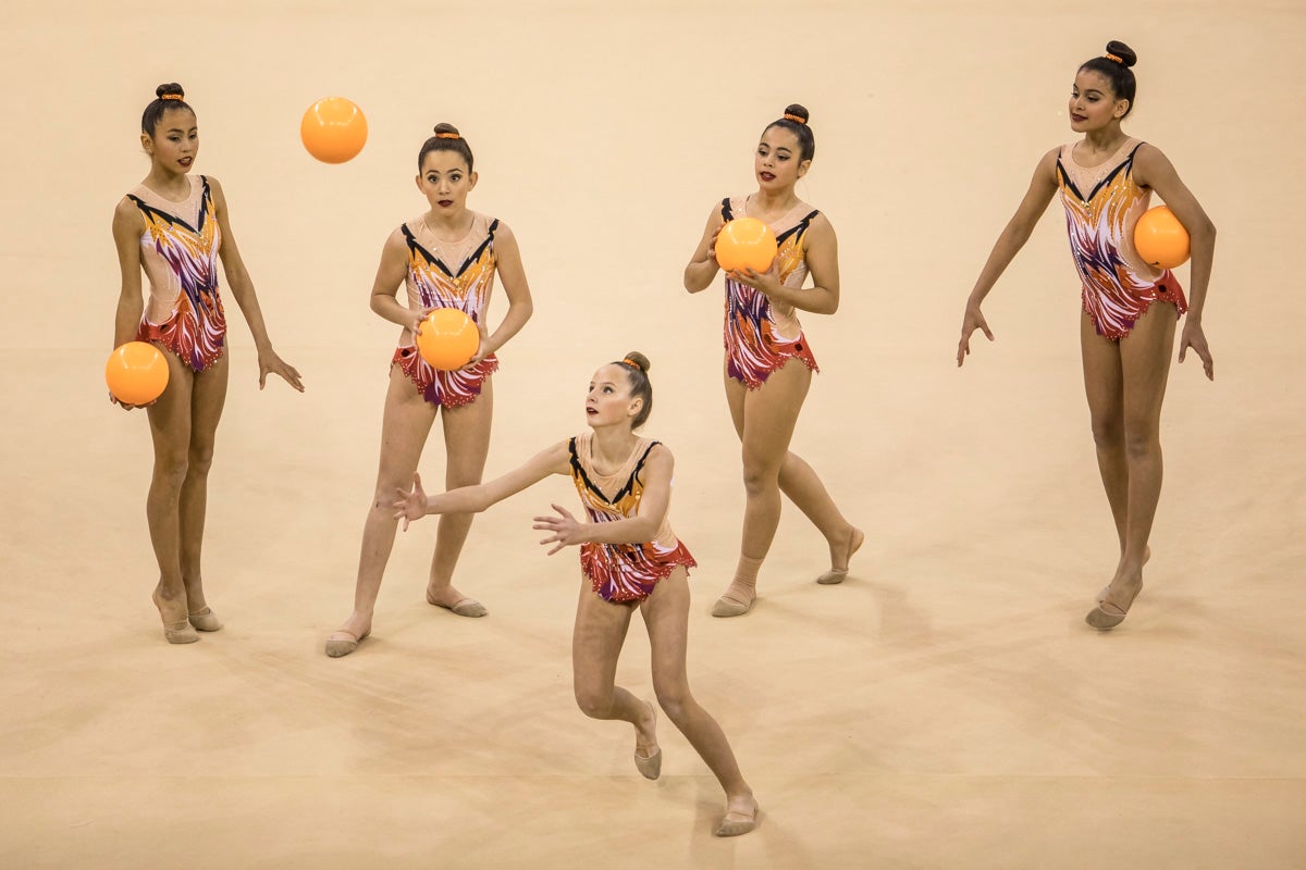 El Circuito Andaluz de gimnasia rítmica para la categoría de promesas se está celebrando en el Palacio de los Deportes. Más de dos mil niñas de toda la comunidad autónoma están poniendo sobre el tapiz todo lo aprendido y ensayado a lo largo del curso. 