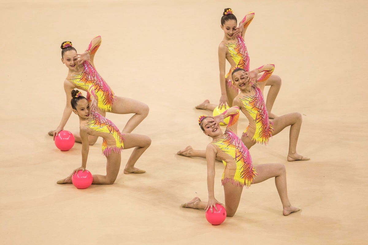 El Circuito Andaluz de gimnasia rítmica para la categoría de promesas se está celebrando en el Palacio de los Deportes. Más de dos mil niñas de toda la comunidad autónoma están poniendo sobre el tapiz todo lo aprendido y ensayado a lo largo del curso. 