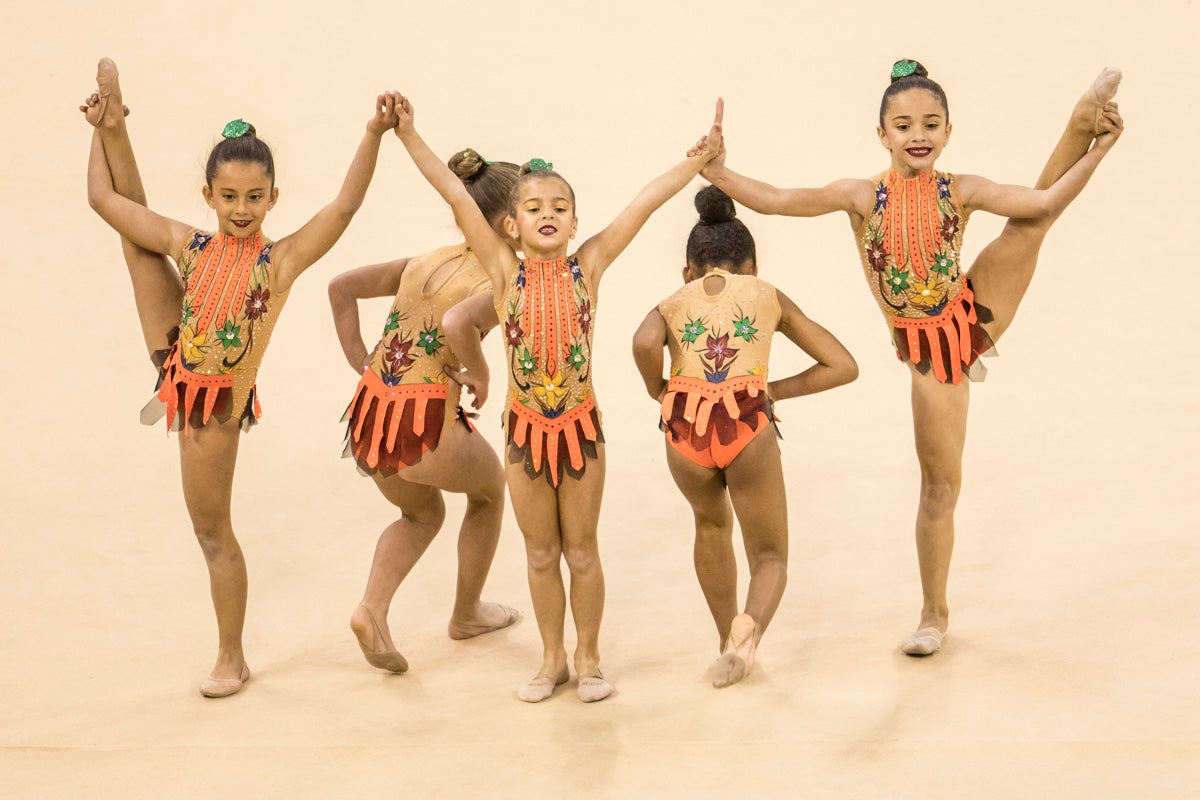 El Circuito Andaluz de gimnasia rítmica para la categoría de promesas se está celebrando en el Palacio de los Deportes. Más de dos mil niñas de toda la comunidad autónoma están poniendo sobre el tapiz todo lo aprendido y ensayado a lo largo del curso. 