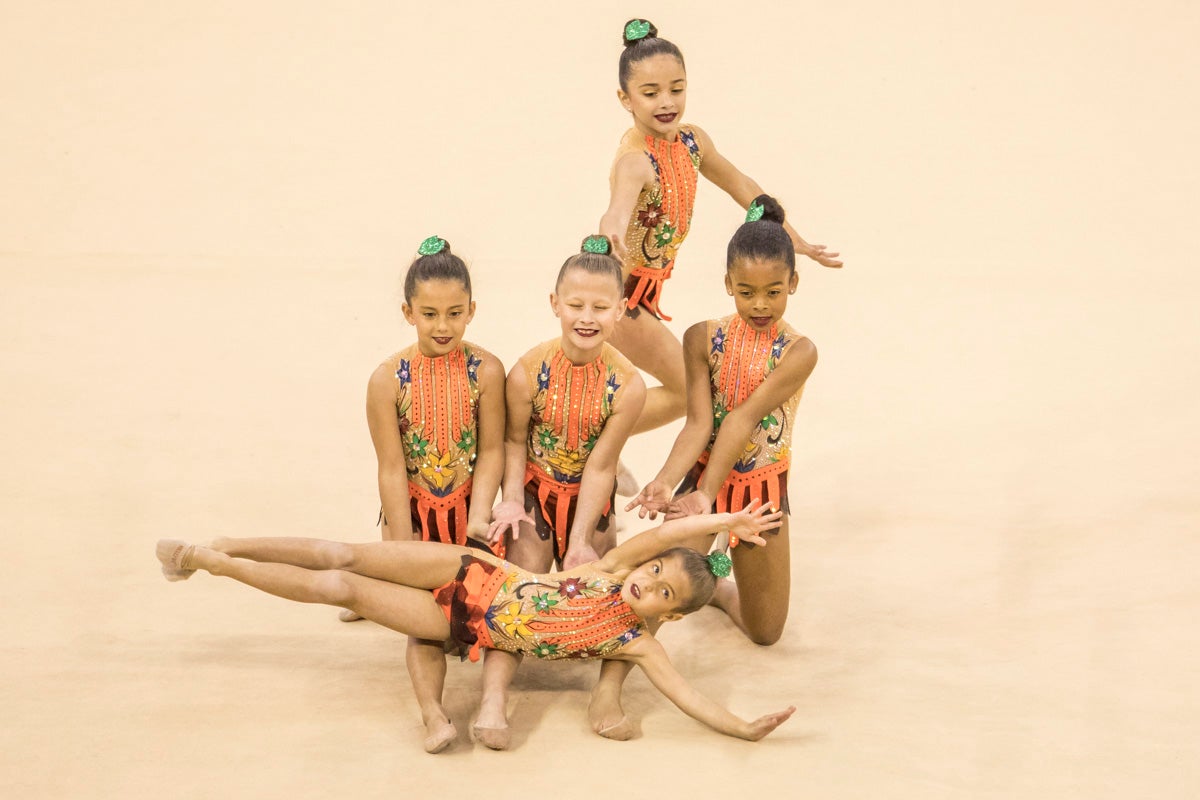 El Circuito Andaluz de gimnasia rítmica para la categoría de promesas se está celebrando en el Palacio de los Deportes. Más de dos mil niñas de toda la comunidad autónoma están poniendo sobre el tapiz todo lo aprendido y ensayado a lo largo del curso. 
