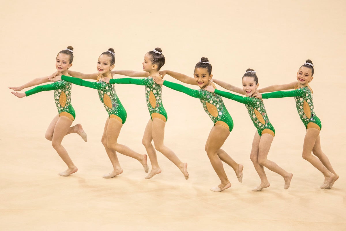 El Circuito Andaluz de gimnasia rítmica para la categoría de promesas se está celebrando en el Palacio de los Deportes. Más de dos mil niñas de toda la comunidad autónoma están poniendo sobre el tapiz todo lo aprendido y ensayado a lo largo del curso. 