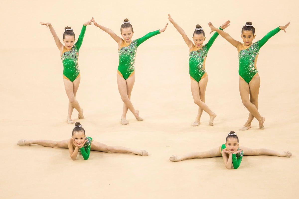El Circuito Andaluz de gimnasia rítmica para la categoría de promesas se está celebrando en el Palacio de los Deportes. Más de dos mil niñas de toda la comunidad autónoma están poniendo sobre el tapiz todo lo aprendido y ensayado a lo largo del curso. 