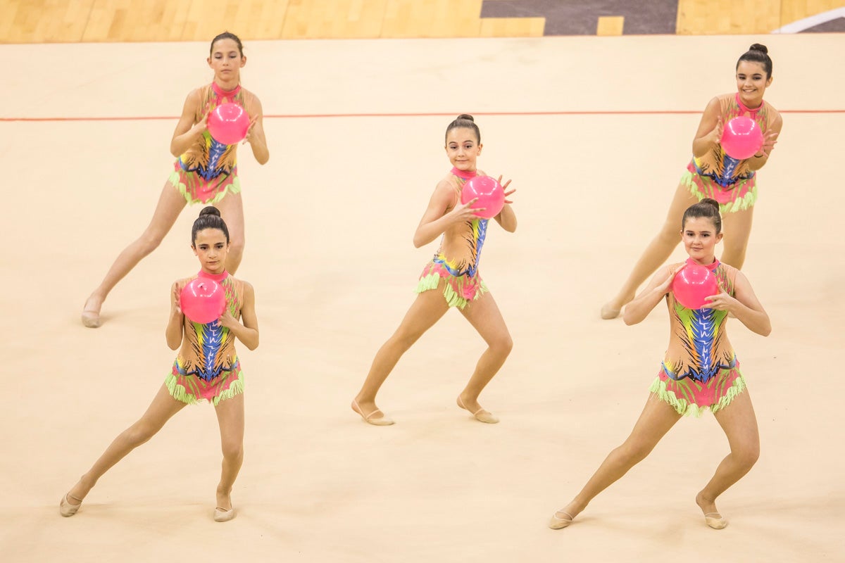 El Circuito Andaluz de gimnasia rítmica para la categoría de promesas se está celebrando en el Palacio de los Deportes. Más de dos mil niñas de toda la comunidad autónoma están poniendo sobre el tapiz todo lo aprendido y ensayado a lo largo del curso. 
