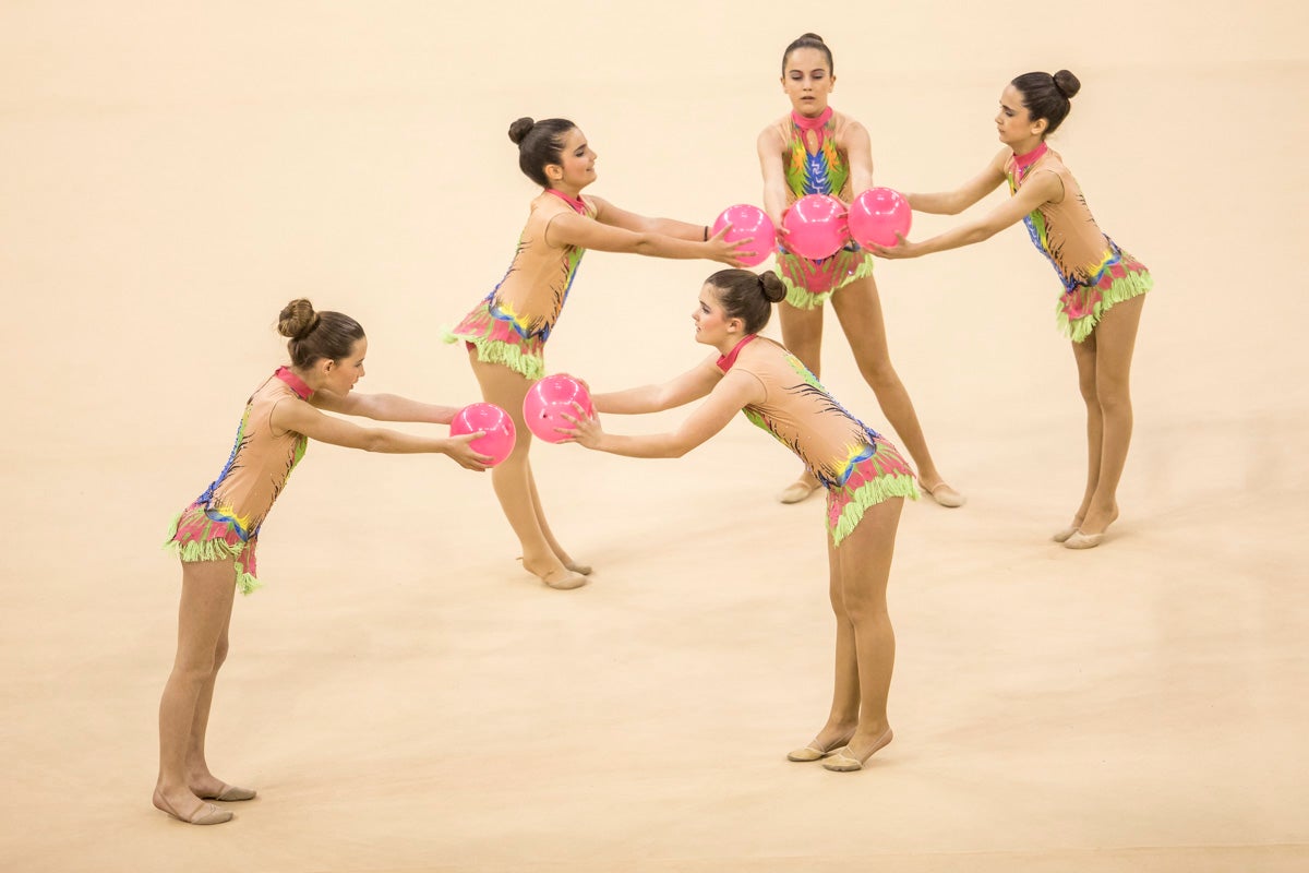 El Circuito Andaluz de gimnasia rítmica para la categoría de promesas se está celebrando en el Palacio de los Deportes. Más de dos mil niñas de toda la comunidad autónoma están poniendo sobre el tapiz todo lo aprendido y ensayado a lo largo del curso. 