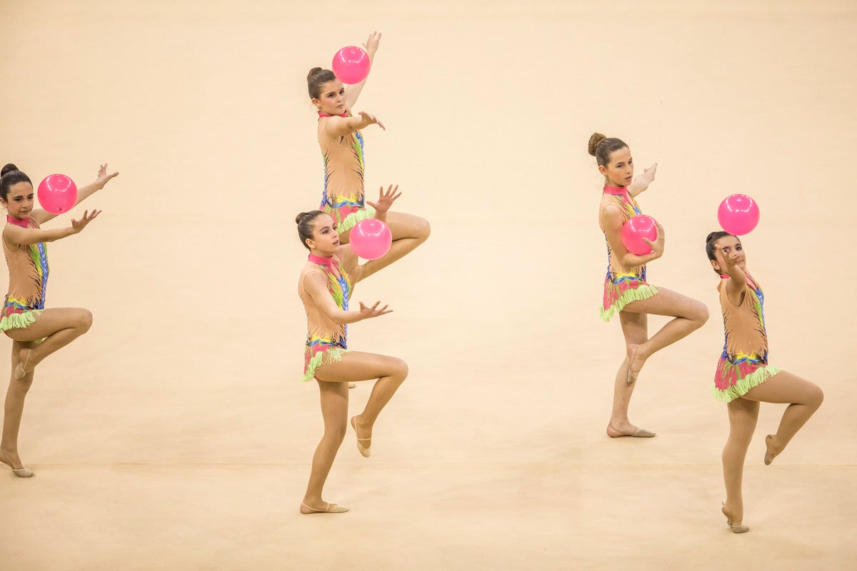 El Circuito Andaluz de gimnasia rítmica para la categoría de promesas se está celebrando en el Palacio de los Deportes. Más de dos mil niñas de toda la comunidad autónoma están poniendo sobre el tapiz todo lo aprendido y ensayado a lo largo del curso. 