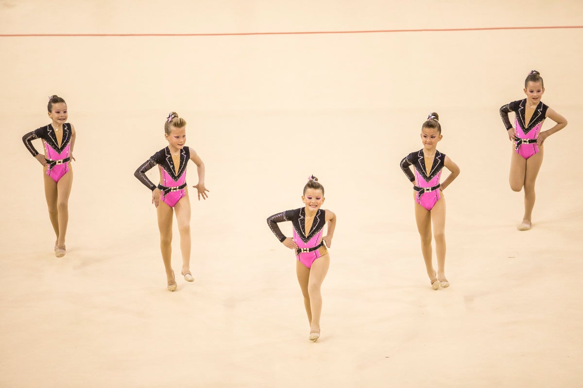El Circuito Andaluz de gimnasia rítmica para la categoría de promesas se está celebrando en el Palacio de los Deportes. Más de dos mil niñas de toda la comunidad autónoma están poniendo sobre el tapiz todo lo aprendido y ensayado a lo largo del curso. 