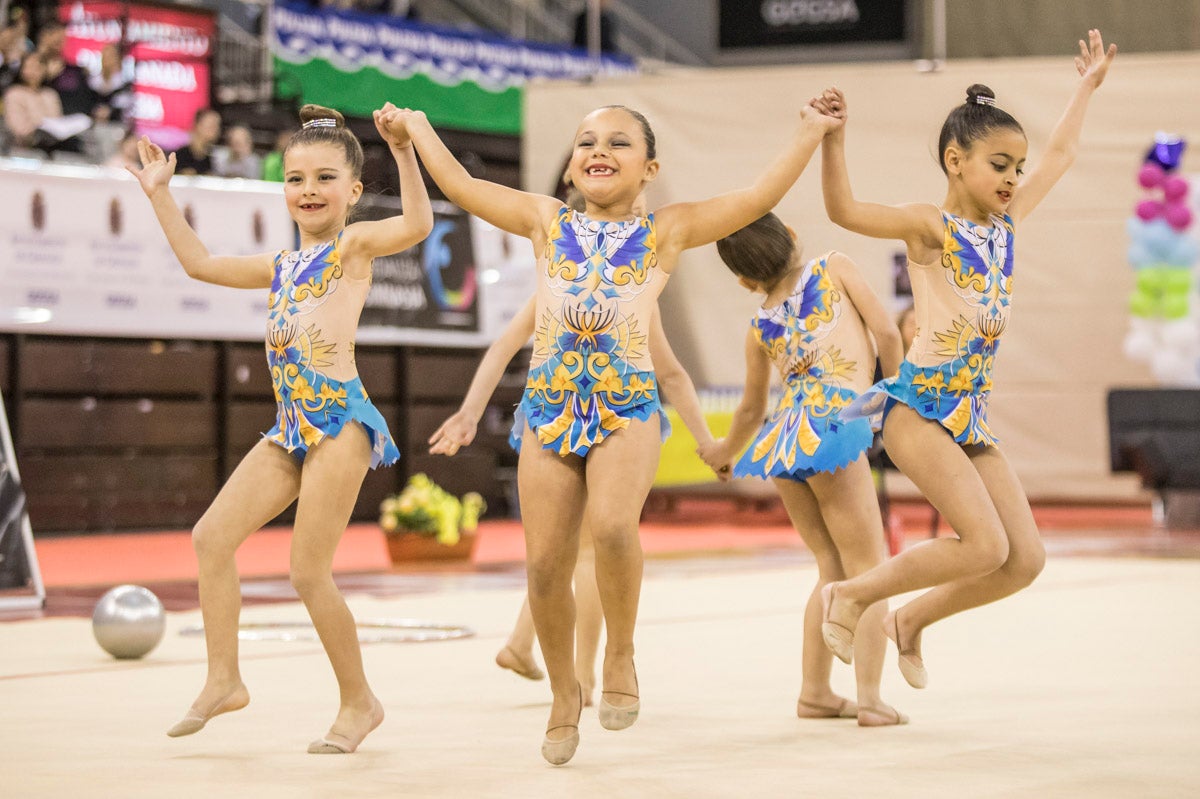 El Circuito Andaluz de gimnasia rítmica para la categoría de promesas se está celebrando en el Palacio de los Deportes. Más de dos mil niñas de toda la comunidad autónoma están poniendo sobre el tapiz todo lo aprendido y ensayado a lo largo del curso. 