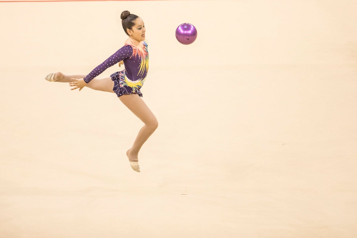 El Circuito Andaluz de gimnasia rítmica para la categoría de promesas se está celebrando en el Palacio de los Deportes. Más de dos mil niñas de toda la comunidad autónoma están poniendo sobre el tapiz todo lo aprendido y ensayado a lo largo del curso. 