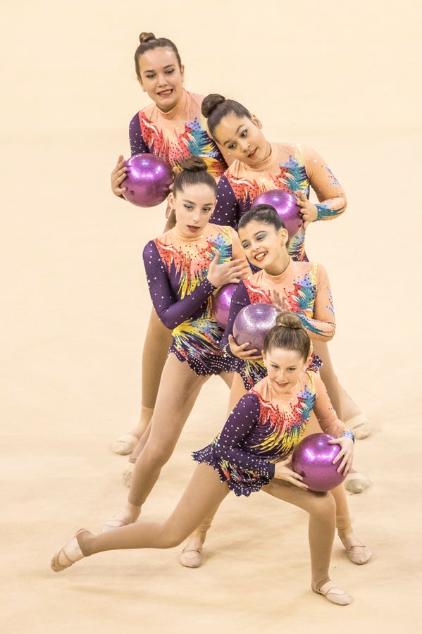 El Circuito Andaluz de gimnasia rítmica para la categoría de promesas se está celebrando en el Palacio de los Deportes. Más de dos mil niñas de toda la comunidad autónoma están poniendo sobre el tapiz todo lo aprendido y ensayado a lo largo del curso. 