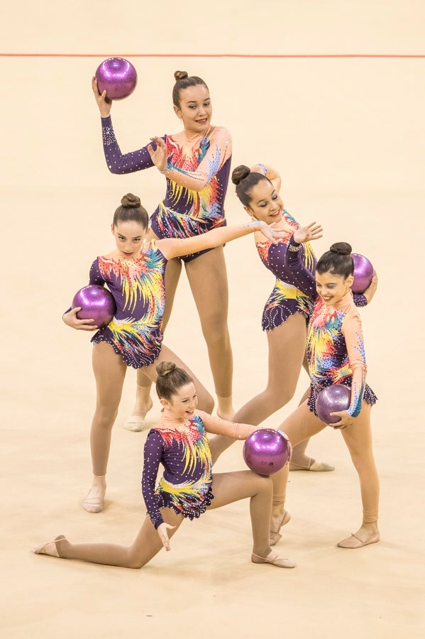 El Circuito Andaluz de gimnasia rítmica para la categoría de promesas se está celebrando en el Palacio de los Deportes. Más de dos mil niñas de toda la comunidad autónoma están poniendo sobre el tapiz todo lo aprendido y ensayado a lo largo del curso. 