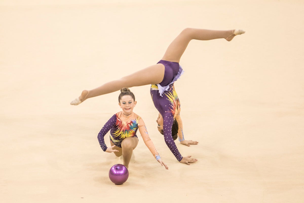 El Circuito Andaluz de gimnasia rítmica para la categoría de promesas se está celebrando en el Palacio de los Deportes. Más de dos mil niñas de toda la comunidad autónoma están poniendo sobre el tapiz todo lo aprendido y ensayado a lo largo del curso. 