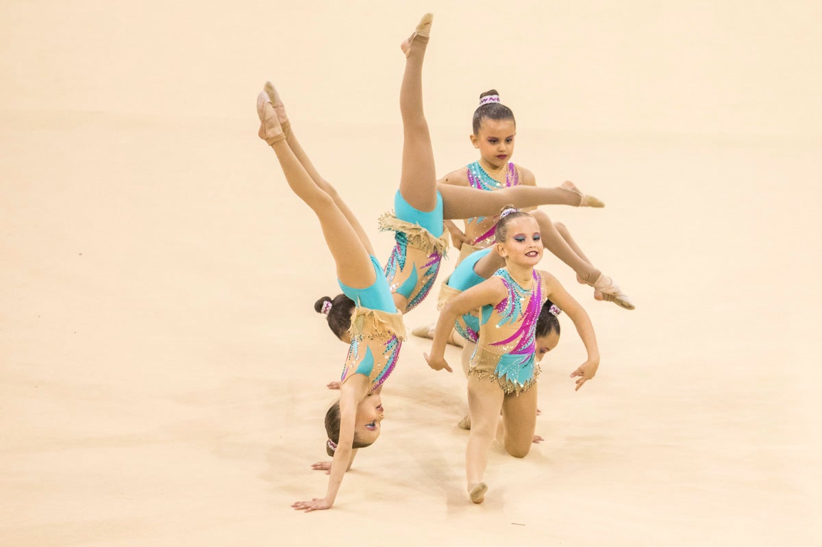 El Circuito Andaluz de gimnasia rítmica para la categoría de promesas se está celebrando en el Palacio de los Deportes. Más de dos mil niñas de toda la comunidad autónoma están poniendo sobre el tapiz todo lo aprendido y ensayado a lo largo del curso. 