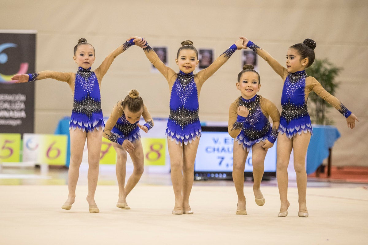 El Circuito Andaluz de gimnasia rítmica para la categoría de promesas se está celebrando en el Palacio de los Deportes. Más de dos mil niñas de toda la comunidad autónoma están poniendo sobre el tapiz todo lo aprendido y ensayado a lo largo del curso. 