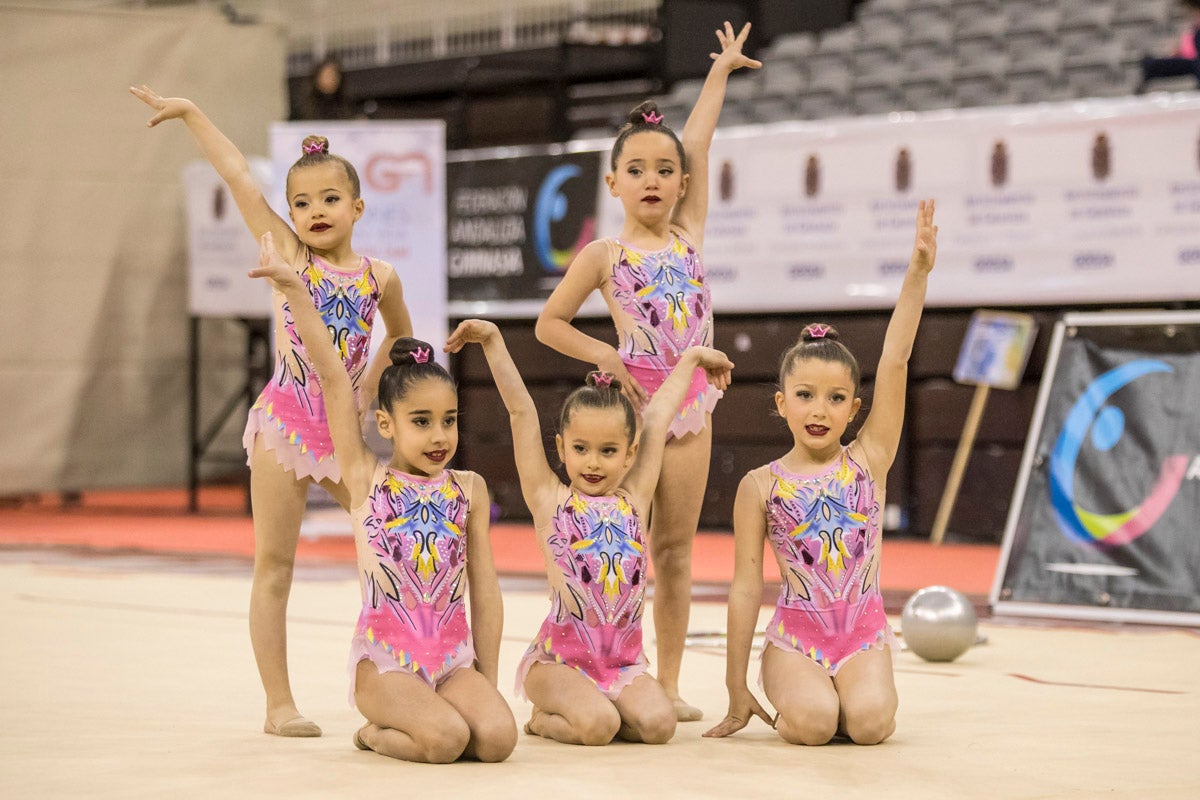 El Circuito Andaluz de gimnasia rítmica para la categoría de promesas se está celebrando en el Palacio de los Deportes. Más de dos mil niñas de toda la comunidad autónoma están poniendo sobre el tapiz todo lo aprendido y ensayado a lo largo del curso. 