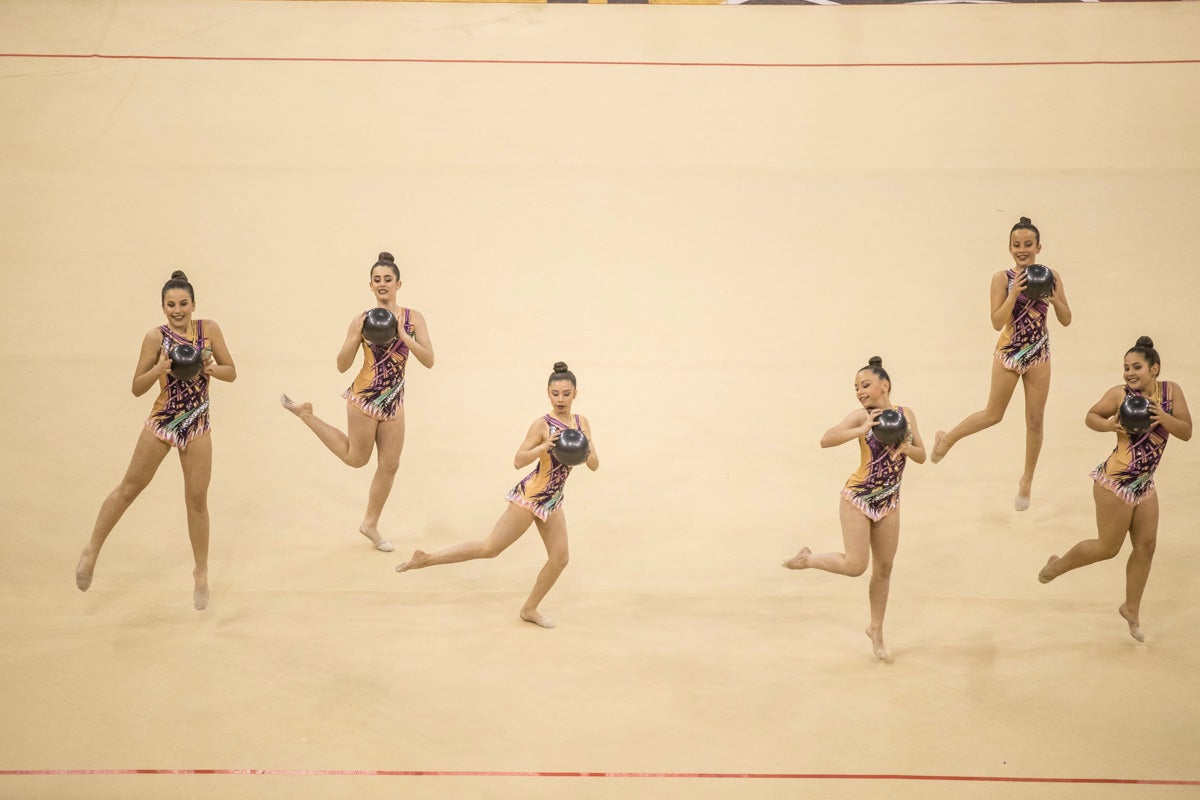 El Circuito Andaluz de gimnasia rítmica para la categoría de promesas se está celebrando en el Palacio de los Deportes. Más de dos mil niñas de toda la comunidad autónoma están poniendo sobre el tapiz todo lo aprendido y ensayado a lo largo del curso. 