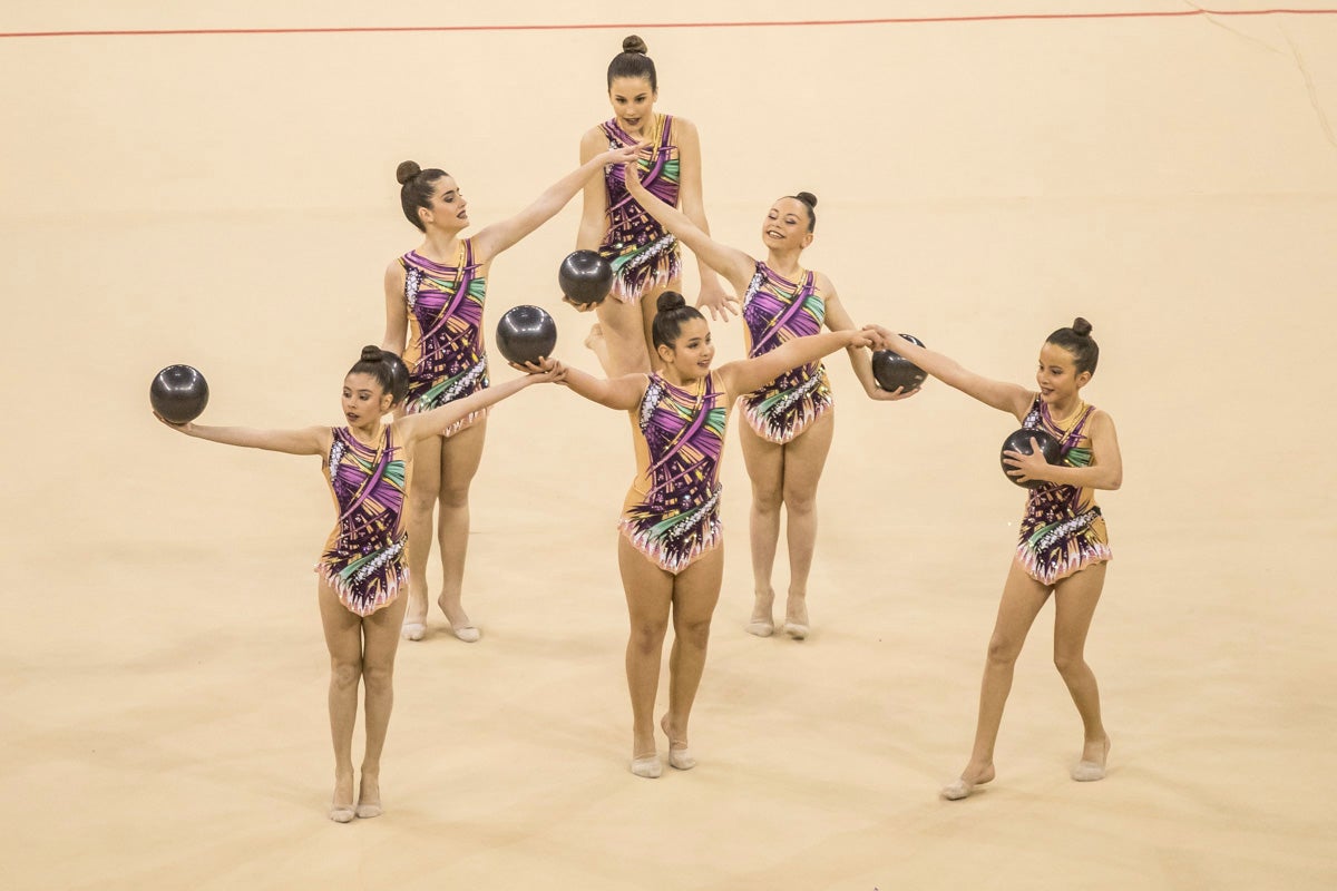 El Circuito Andaluz de gimnasia rítmica para la categoría de promesas se está celebrando en el Palacio de los Deportes. Más de dos mil niñas de toda la comunidad autónoma están poniendo sobre el tapiz todo lo aprendido y ensayado a lo largo del curso. 