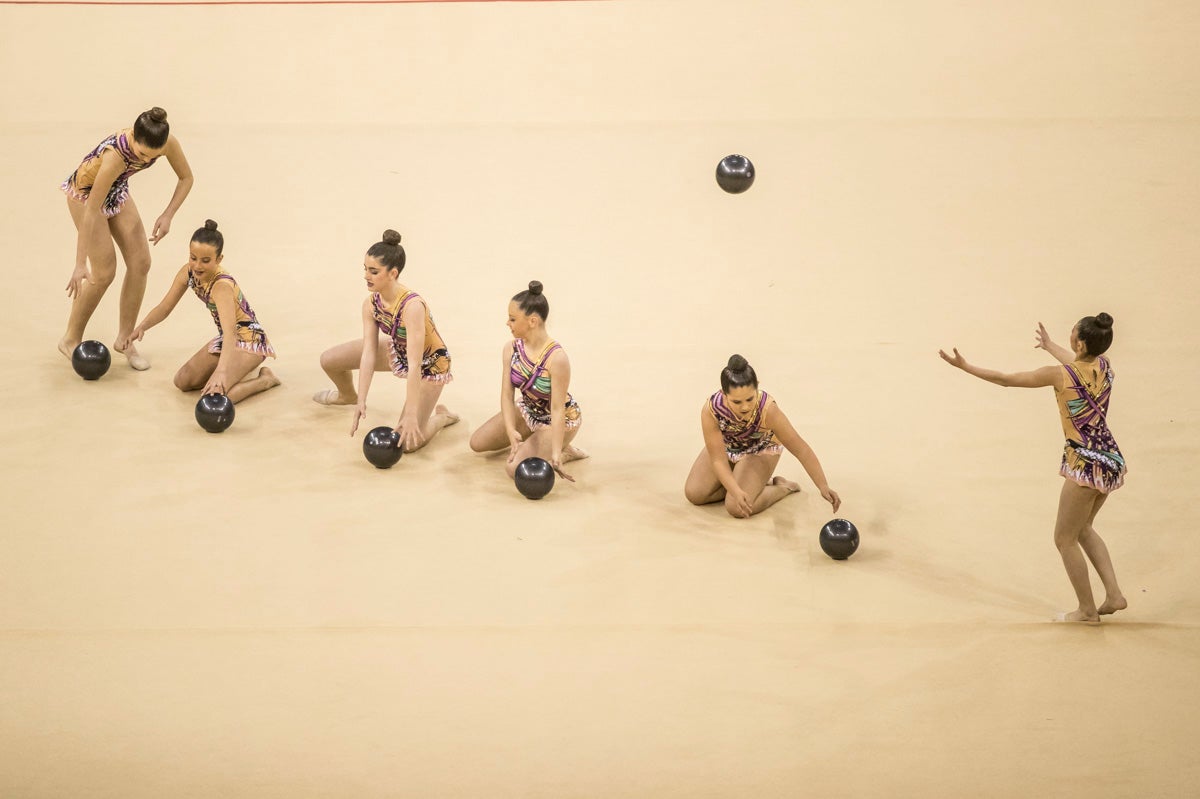 El Circuito Andaluz de gimnasia rítmica para la categoría de promesas se está celebrando en el Palacio de los Deportes. Más de dos mil niñas de toda la comunidad autónoma están poniendo sobre el tapiz todo lo aprendido y ensayado a lo largo del curso. 