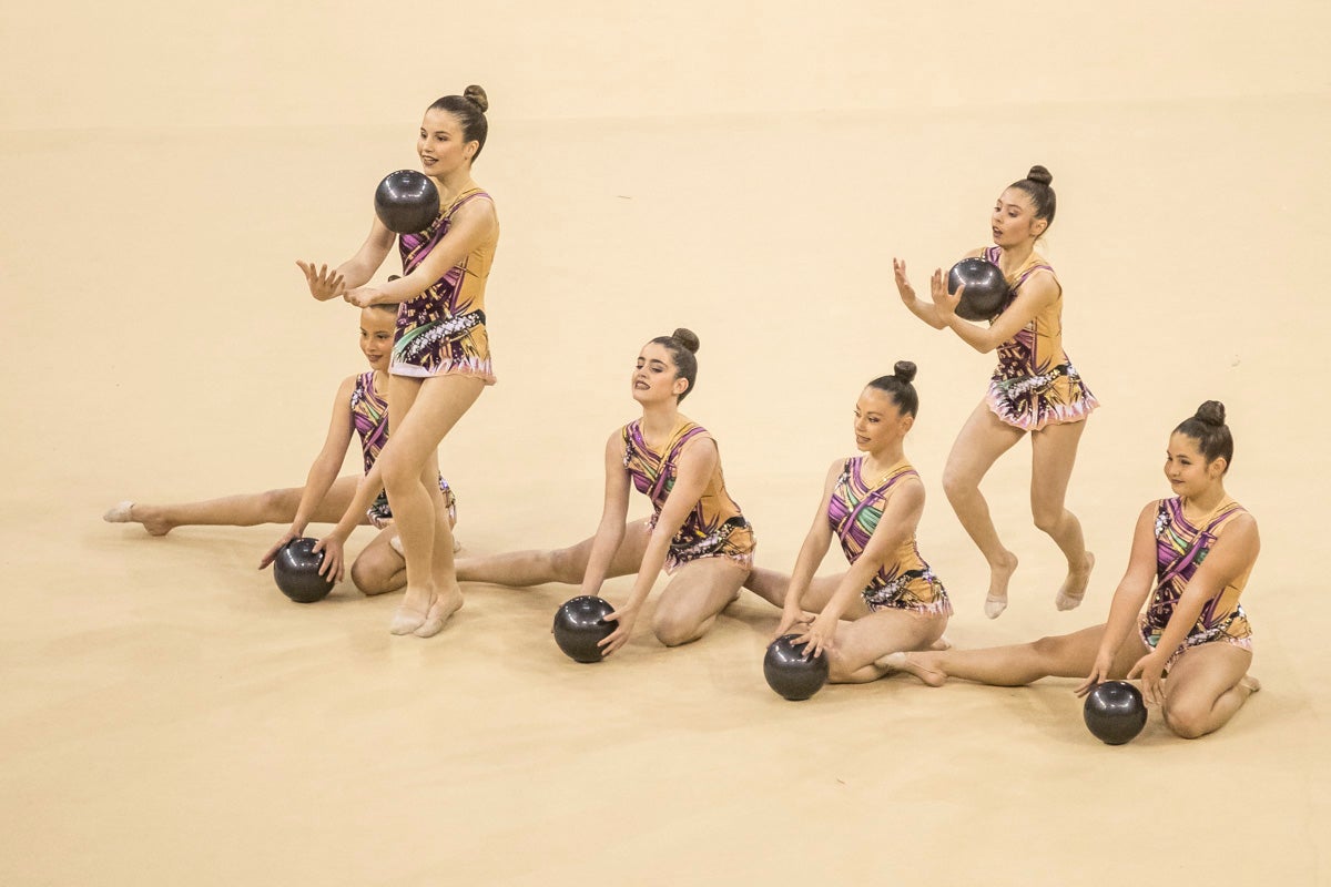 El Circuito Andaluz de gimnasia rítmica para la categoría de promesas se está celebrando en el Palacio de los Deportes. Más de dos mil niñas de toda la comunidad autónoma están poniendo sobre el tapiz todo lo aprendido y ensayado a lo largo del curso. 