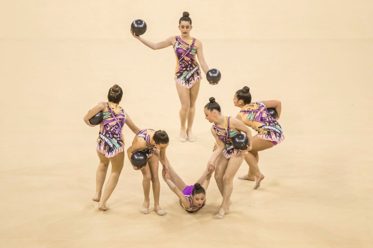 El Circuito Andaluz de gimnasia rítmica para la categoría de promesas se está celebrando en el Palacio de los Deportes. Más de dos mil niñas de toda la comunidad autónoma están poniendo sobre el tapiz todo lo aprendido y ensayado a lo largo del curso. 